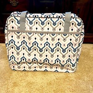 Thirty one brand new medium utility bag. Great zipper product in front